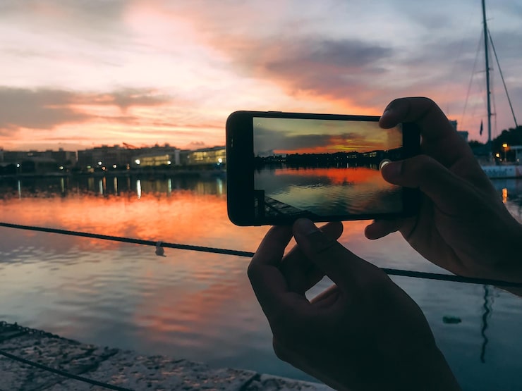 Como ganhar renda extra no celular em 2025: 10 formas Praticas 5 Câmera de smartphone tirando fotos de cidade e natureza, conceito de fotografia stock, horizontal