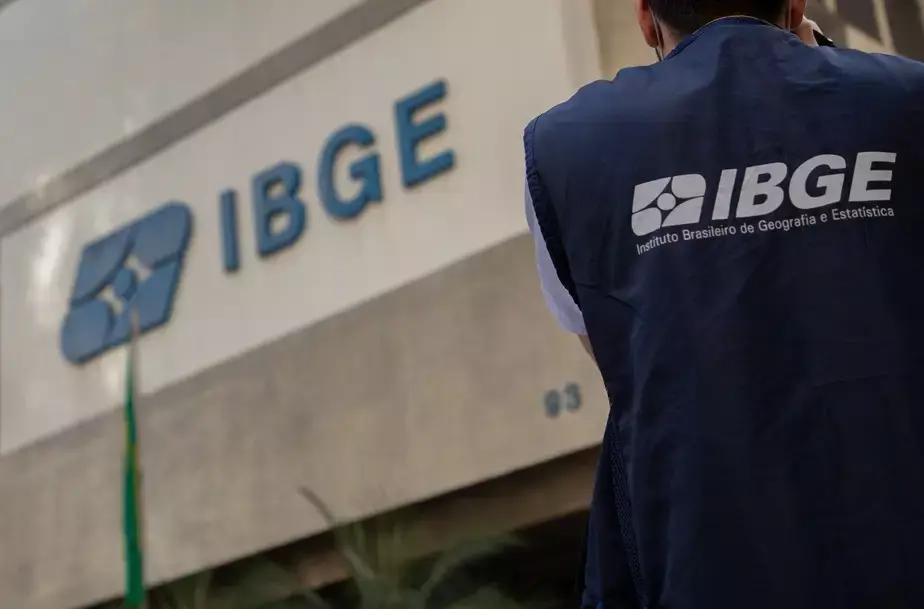 Agente do IBGE em trabalho de campo durante o Censo 2022, abordando moradores em via pública Agente do IBGE em trabalho de campo durante o Censo 2022, abordando moradores em via pública