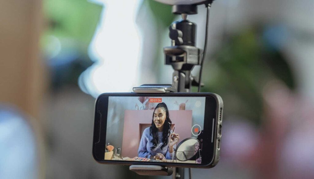 Introdução à profissão liver seller TikTok 2025 A fusão entre entretenimento e vendas dá origem a especialistas em demonstrações interativas de produtos. Esses profissionais combinam habilidades de apresentação com conhecimento técnico para criar experiências de compra personalizadas durante transmissões ao vivo. Introdução à profissão liver seller TikTok 2025 A fusão entre entretenimento e vendas dá origem a especialistas em demonstrações interativas de produtos. Esses profissionais combinam habilidades de apresentação com conhecimento técnico para criar experiências de compra personalizadas durante transmissões ao vivo.