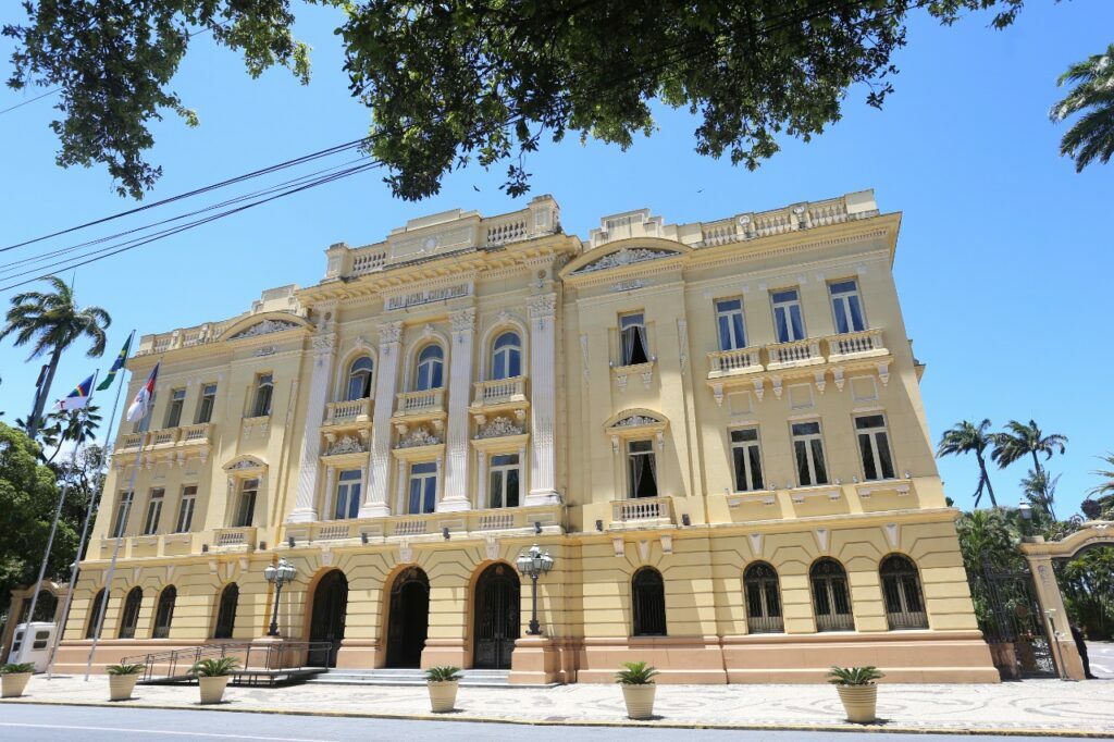 O Governo de Pernambuco irá realizar o Concurso Público Unificado de Pernambuco (CPU-PE). A iniciativa ocorre por meio da Secretaria de Administração (SAD) e tem o objetivo de ampliar o acesso aos cargos públicos e garantir maior transparência e eficiência nos certames. As provas serão realizadas em 10 cidades e, ao todo, serão ofertadas 455 vagas para mais de 40 cargos. O anúncio foi realizado pela governadora Raquel Lyra, nesta quinta-feira (7), e terá todos os detalhes publicados, em breve, no Diário Oficial do Estado (DOE). O Governo de Pernambuco irá realizar o Concurso Público Unificado de Pernambuco (CPU-PE). A iniciativa ocorre por meio da Secretaria de Administração (SAD) e tem o objetivo de ampliar o acesso aos cargos públicos e garantir maior transparência e eficiência nos certames. As provas serão realizadas em 10 cidades e, ao todo, serão ofertadas 455 vagas para mais de 40 cargos. O anúncio foi realizado pela governadora Raquel Lyra, nesta quinta-feira (7), e terá todos os detalhes publicados, em breve, no Diário Oficial do Estado (DOE).